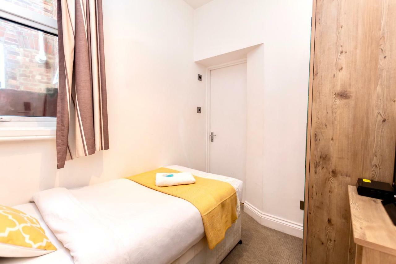 Oyo Tamtam Acton Hotel Londres Exterior foto